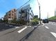 静かな住宅街の交差点