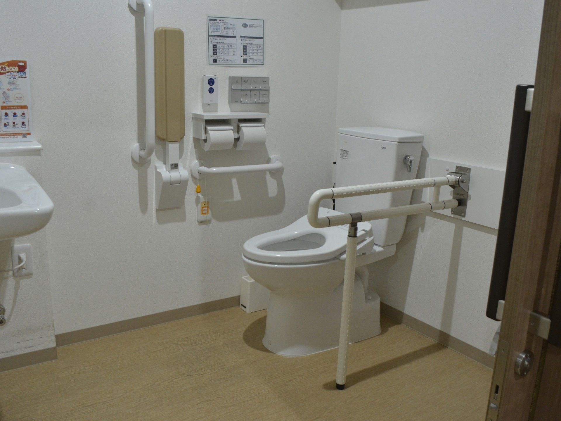 手すり付きのトイレ