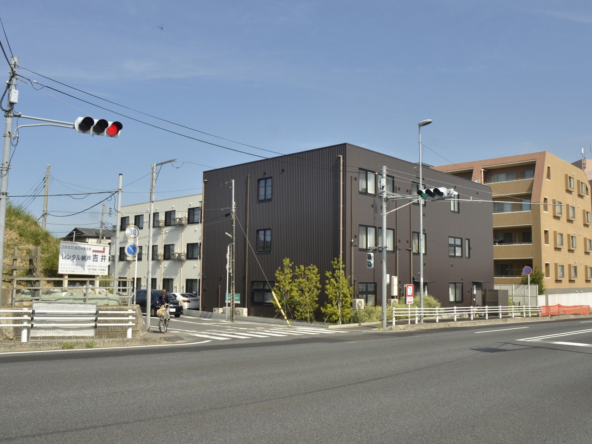 交差点に面した建物