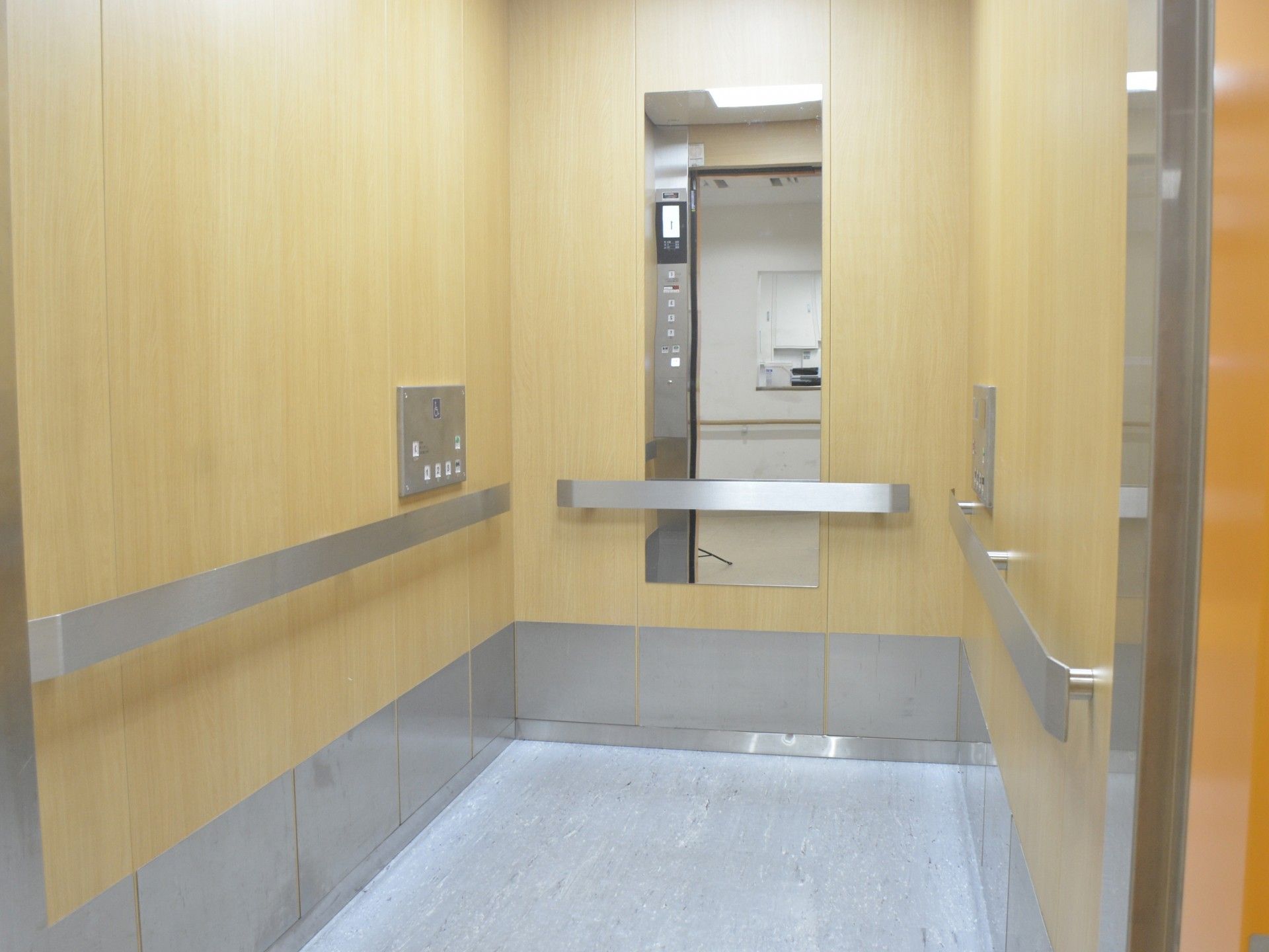 広々としたエレベーター
