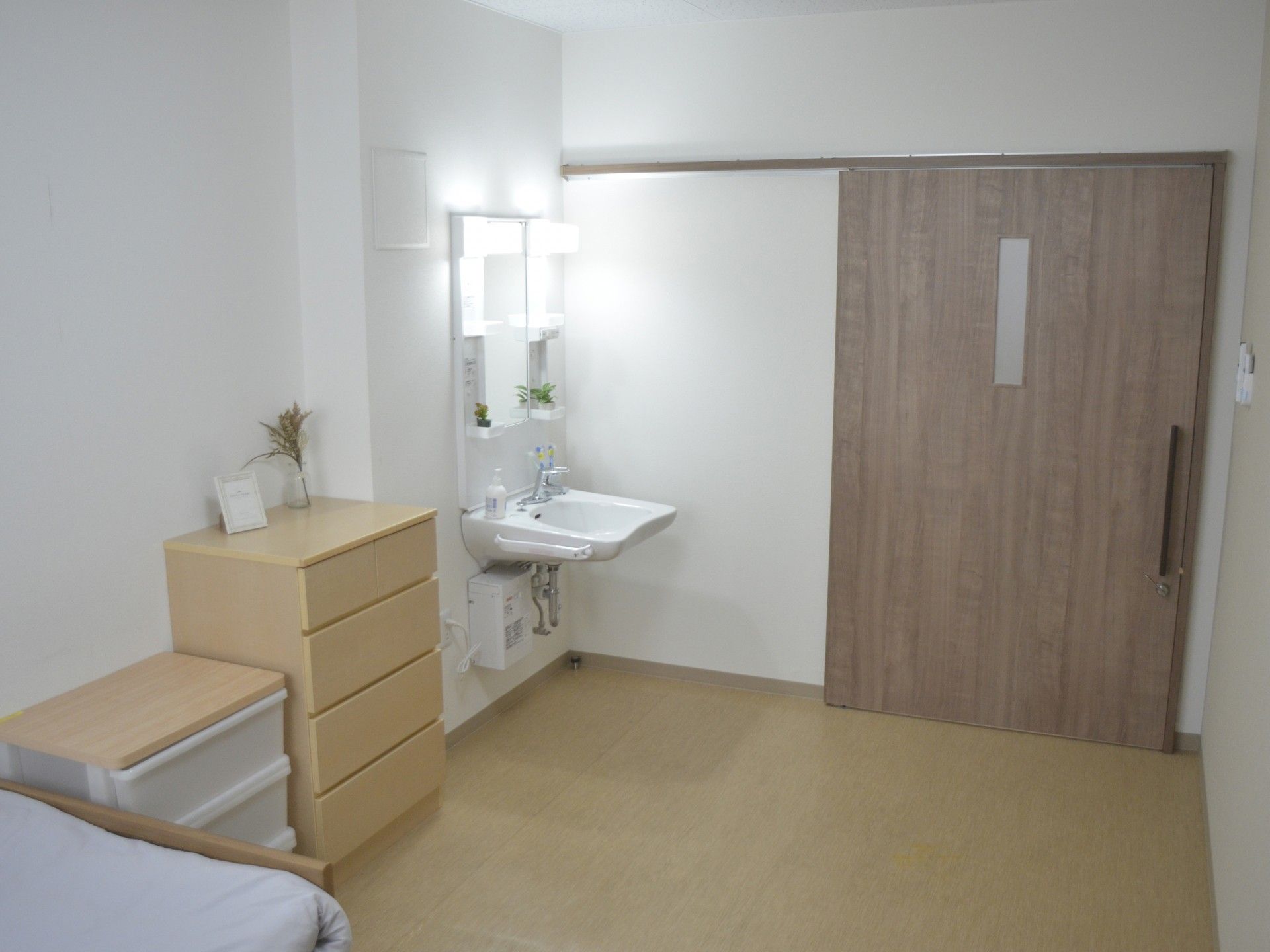 シンプルな個室の一角