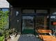 広々とした駐車場と入口