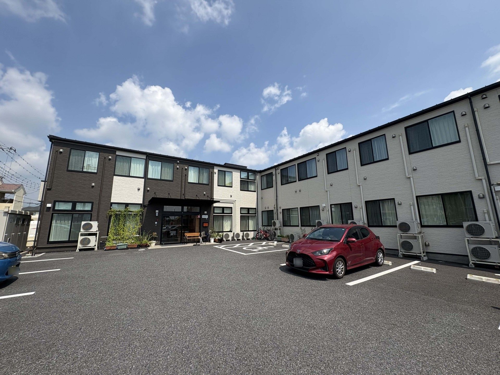 広い駐車場の建物外観