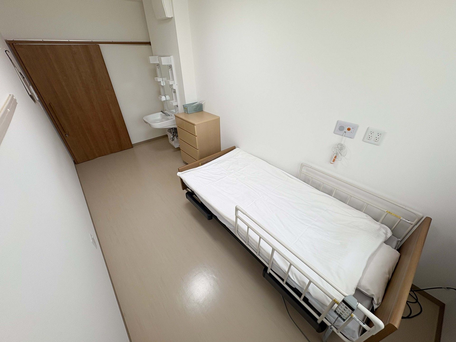 シンプルな個室の様子