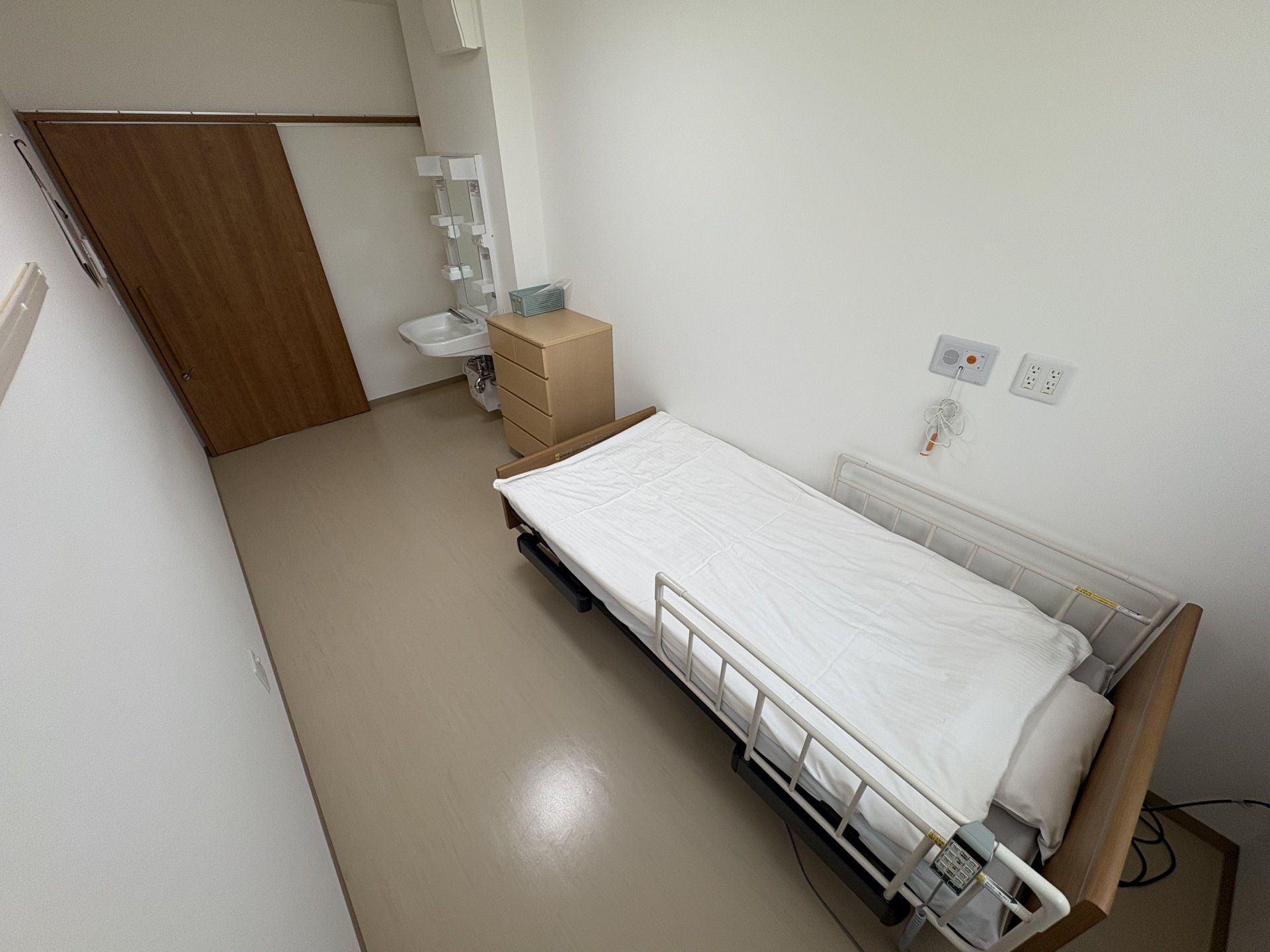 シンプルな個室のベッド