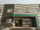 広々とした介護施設の駐車場