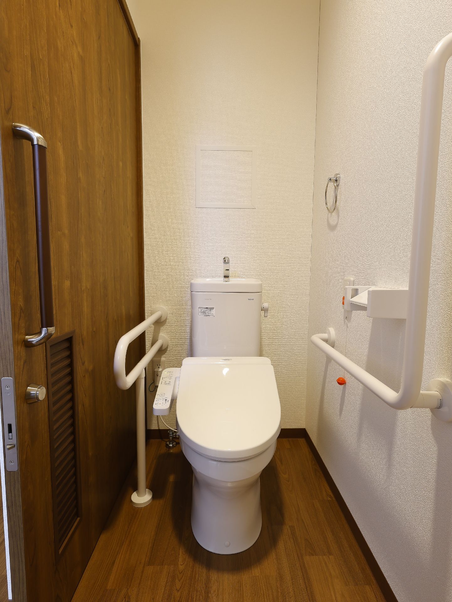 手すりが設置され、バリアフリーに配慮された洋式トイレ
