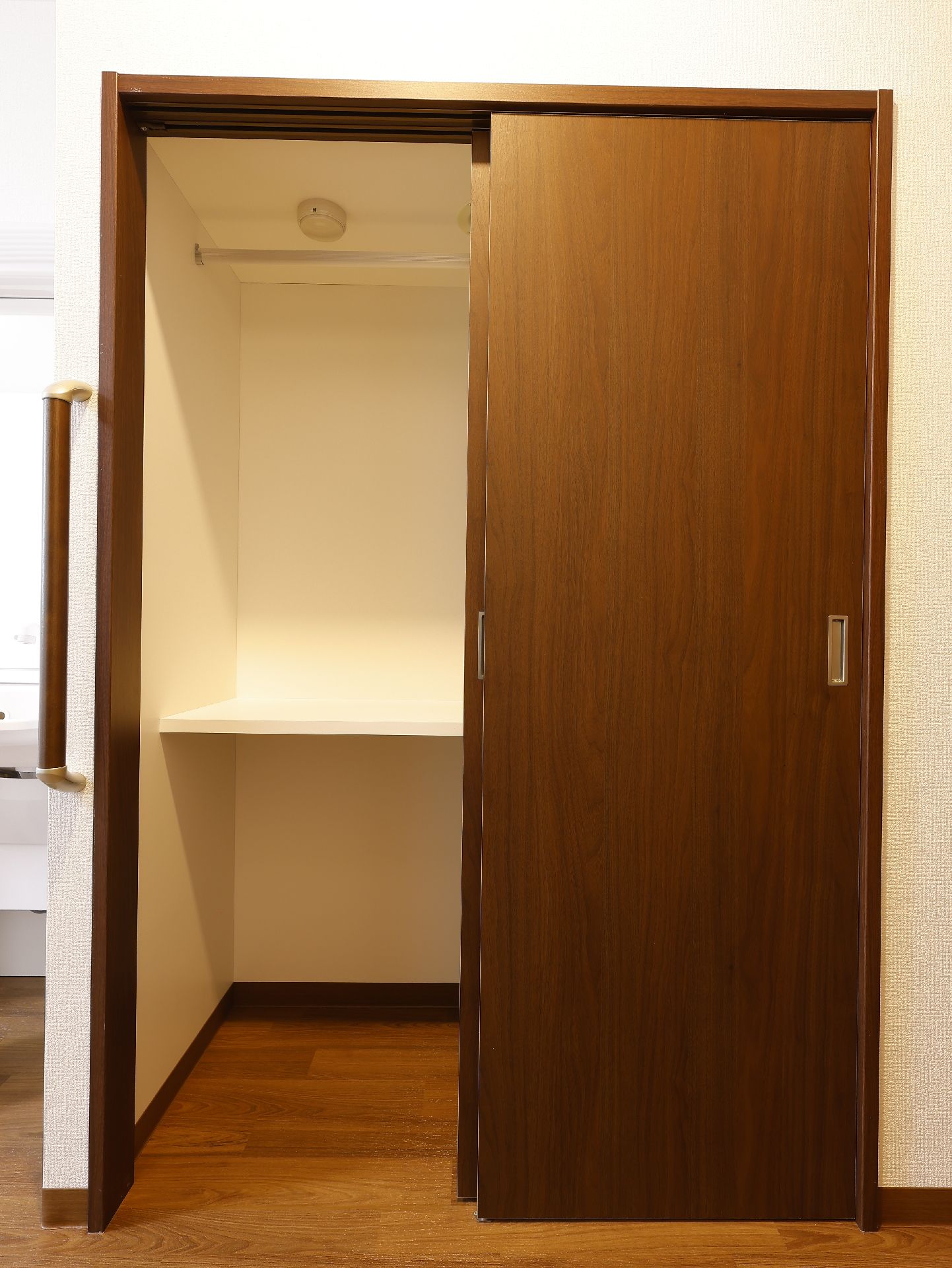 居室に設置されている収納棚