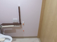 きれいで明るいトイレ設備のある部屋