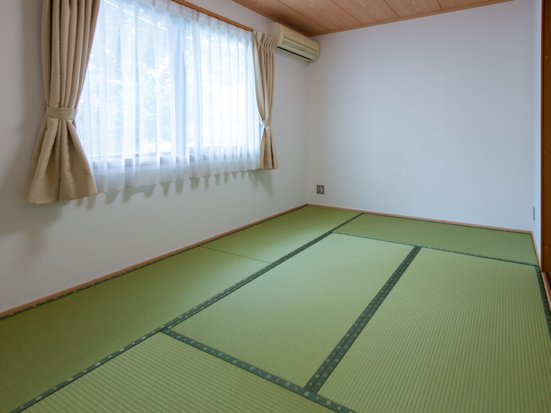大きな窓で日差しが入り込んでいる居室