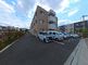 ゆったりとした駐車スペースのある建物