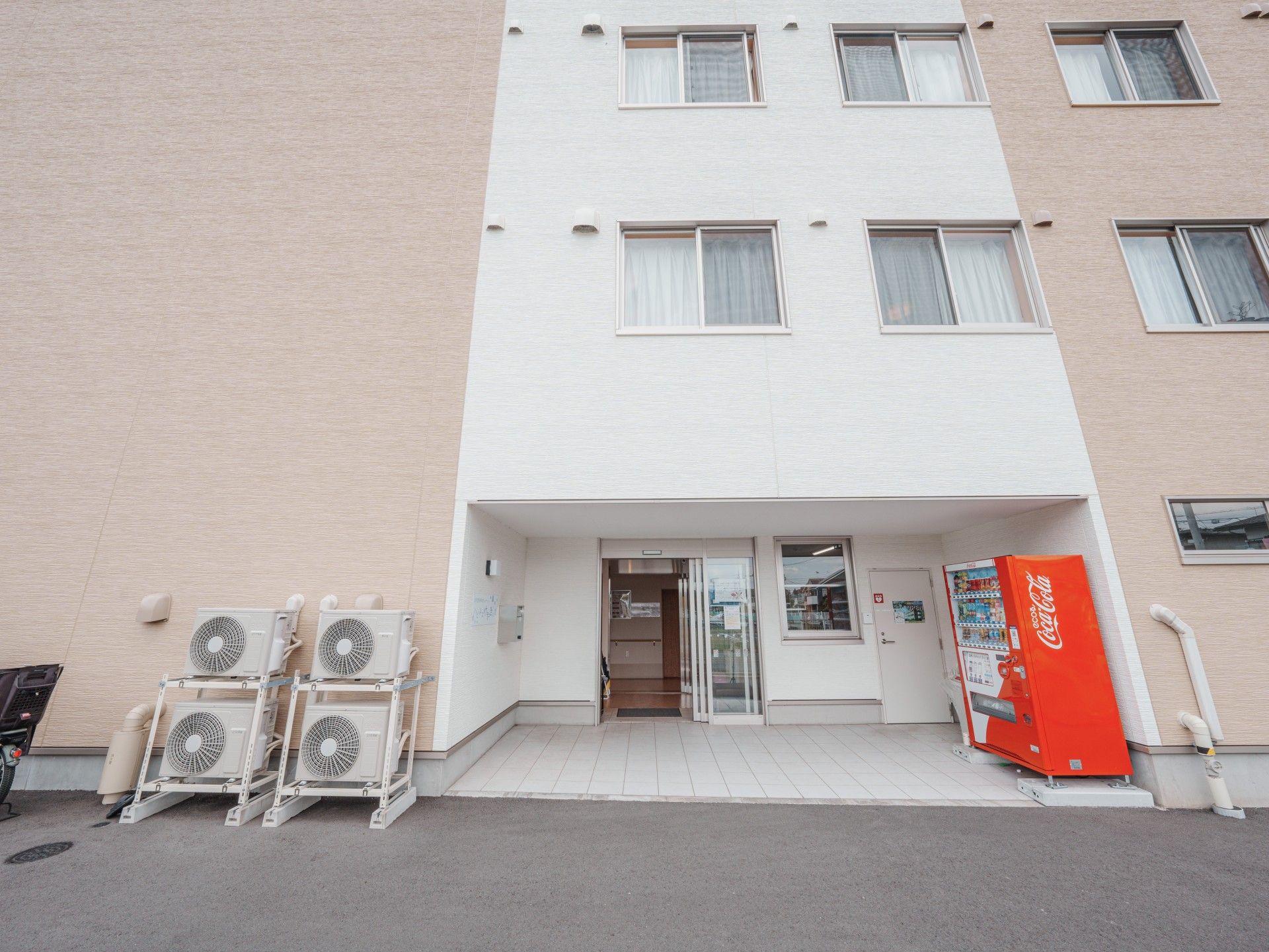 明るい入り口の建物