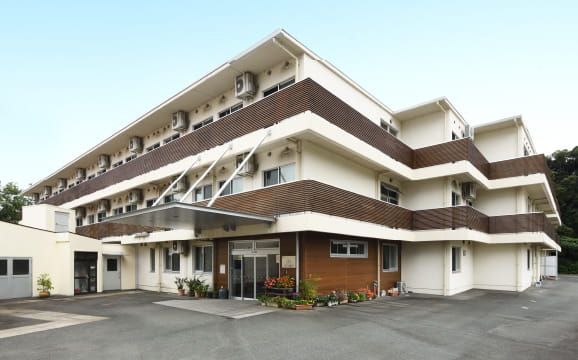 ゆったりとした外観の建物
