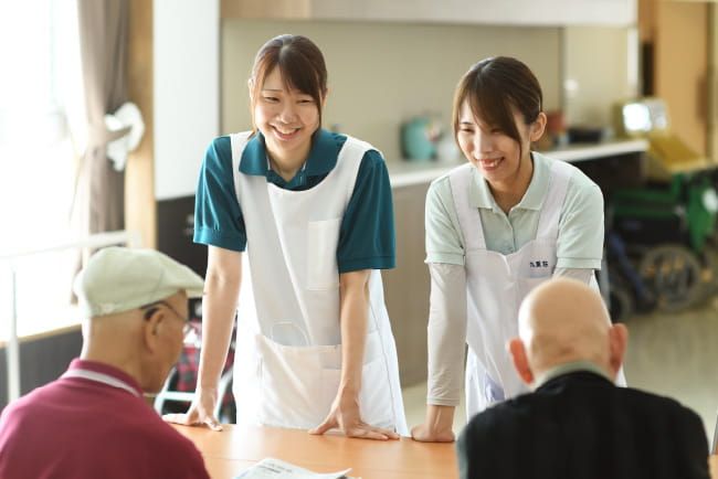 笑顔のスタッフと利用者の交流