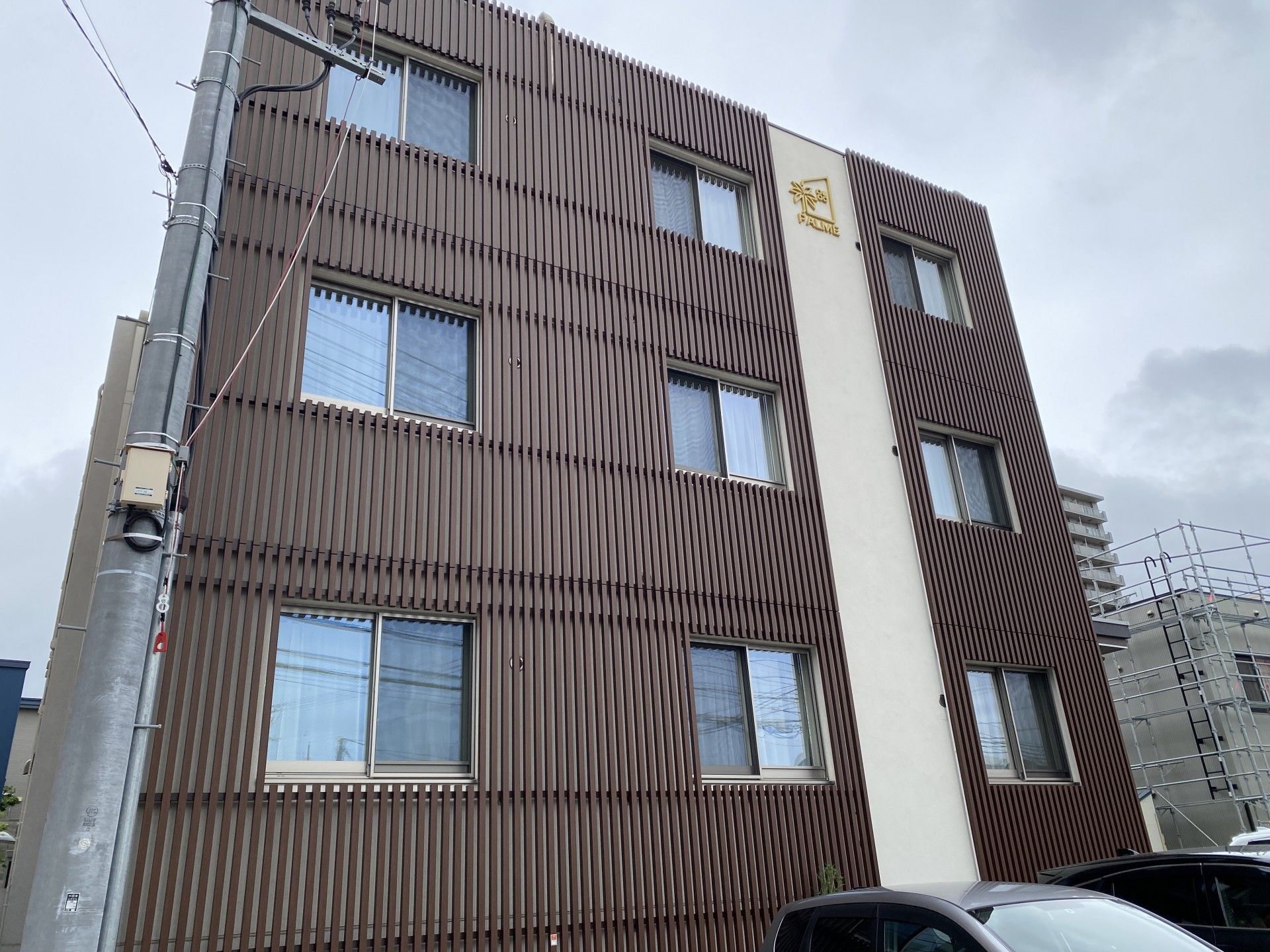 落ち着いた色合いの建物
