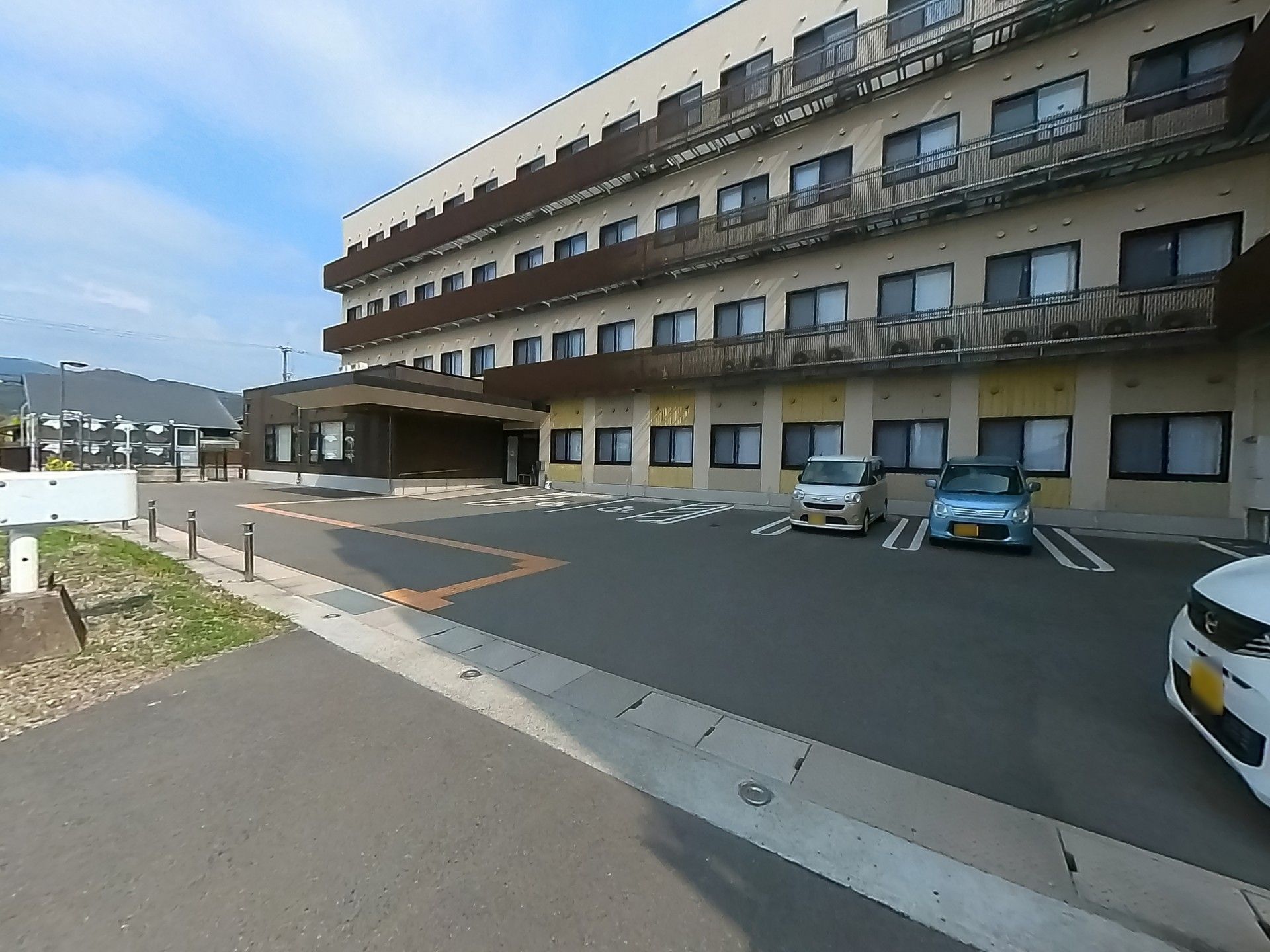 駐車場のある建物外観