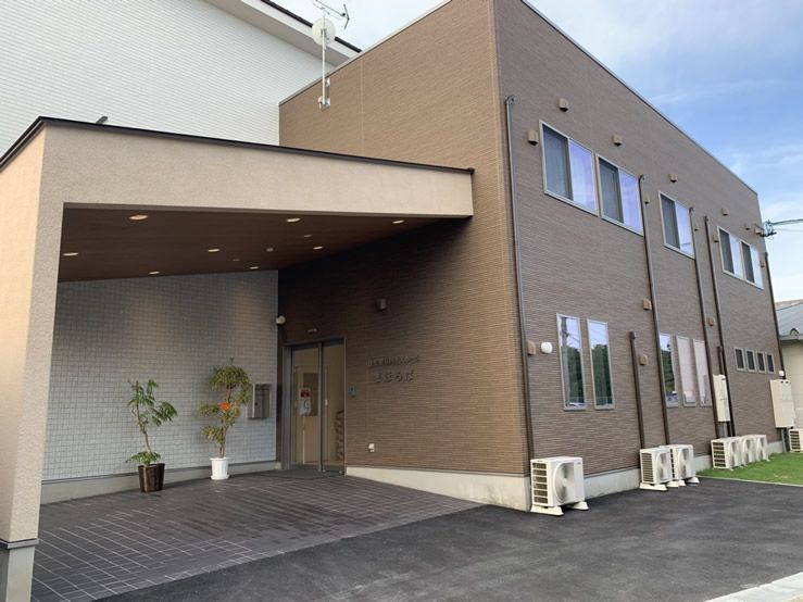 清潔感ある施設のエントランス