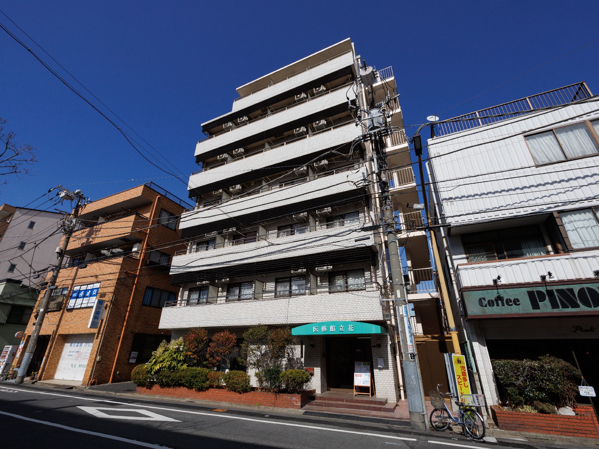 バリアフリー化された、白を基調とした介護施設の外観