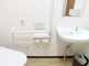 バリアフリー設計のトイレ内観