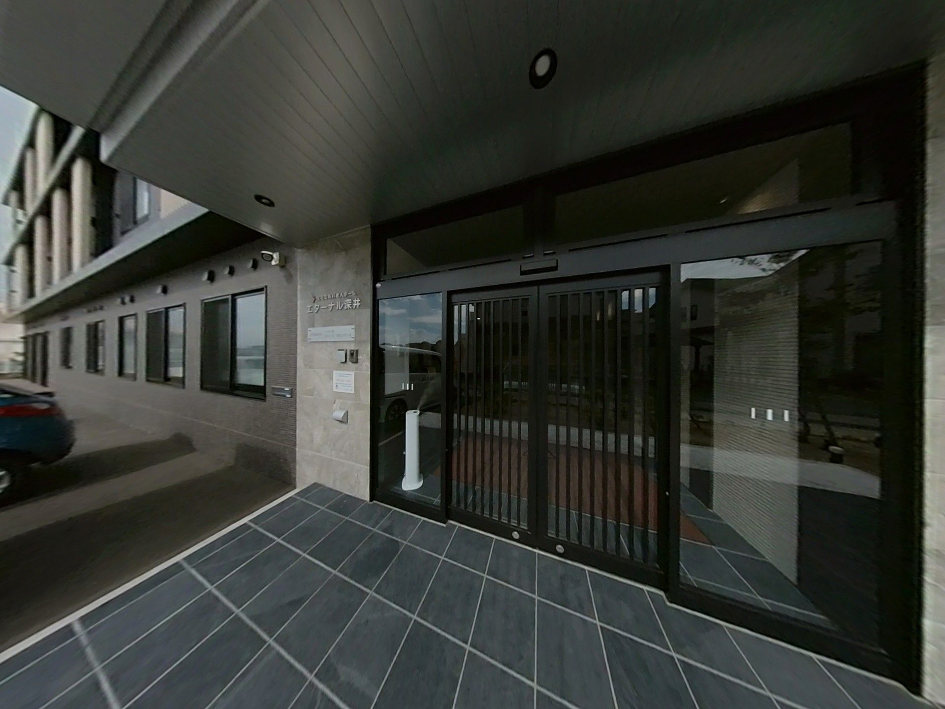 黒をベースにした3階建ての建物