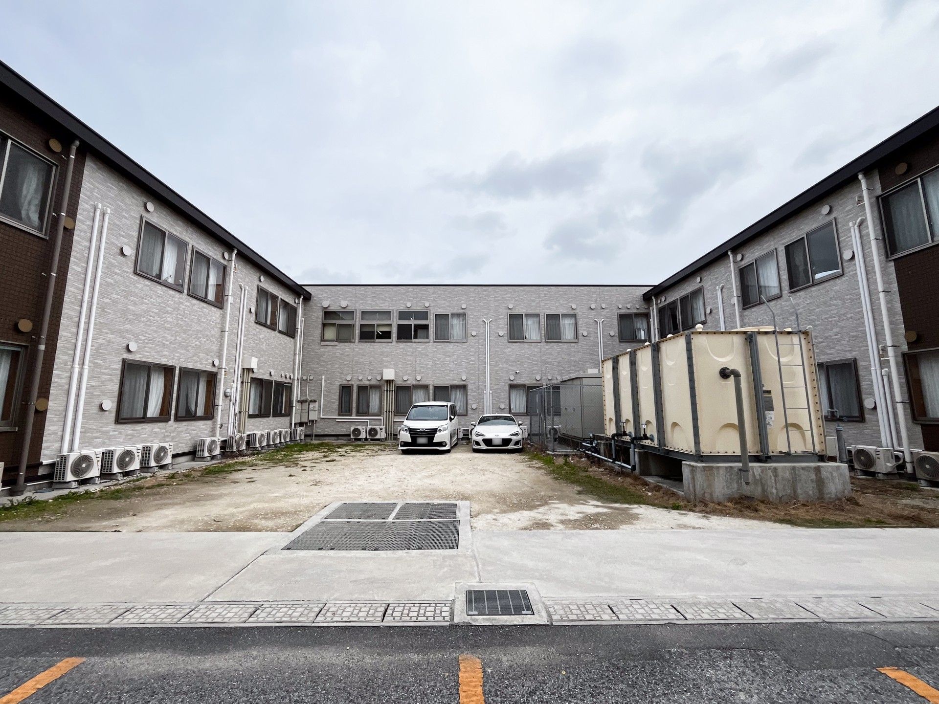 車いすの女性と医療スタッフ