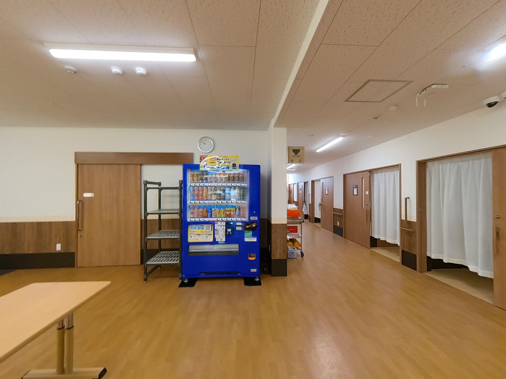 自動販売機のある廊下