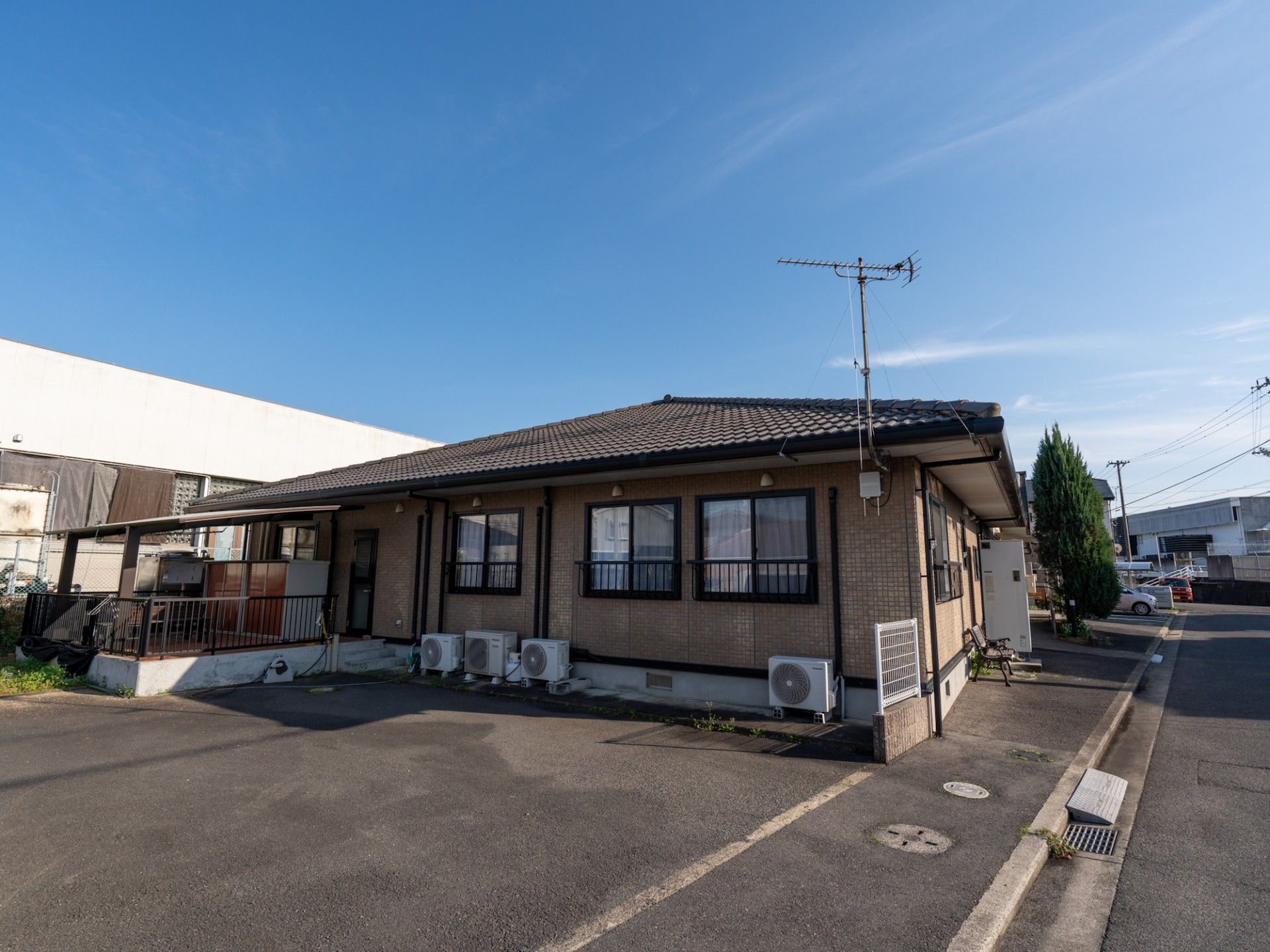 落ち着いた外観の建物