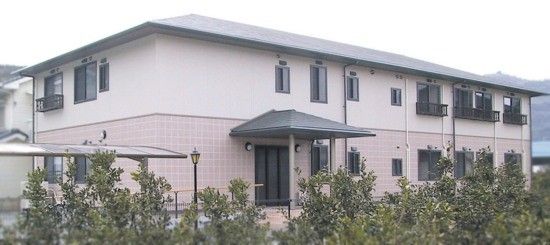 落ち着いた外観の建物