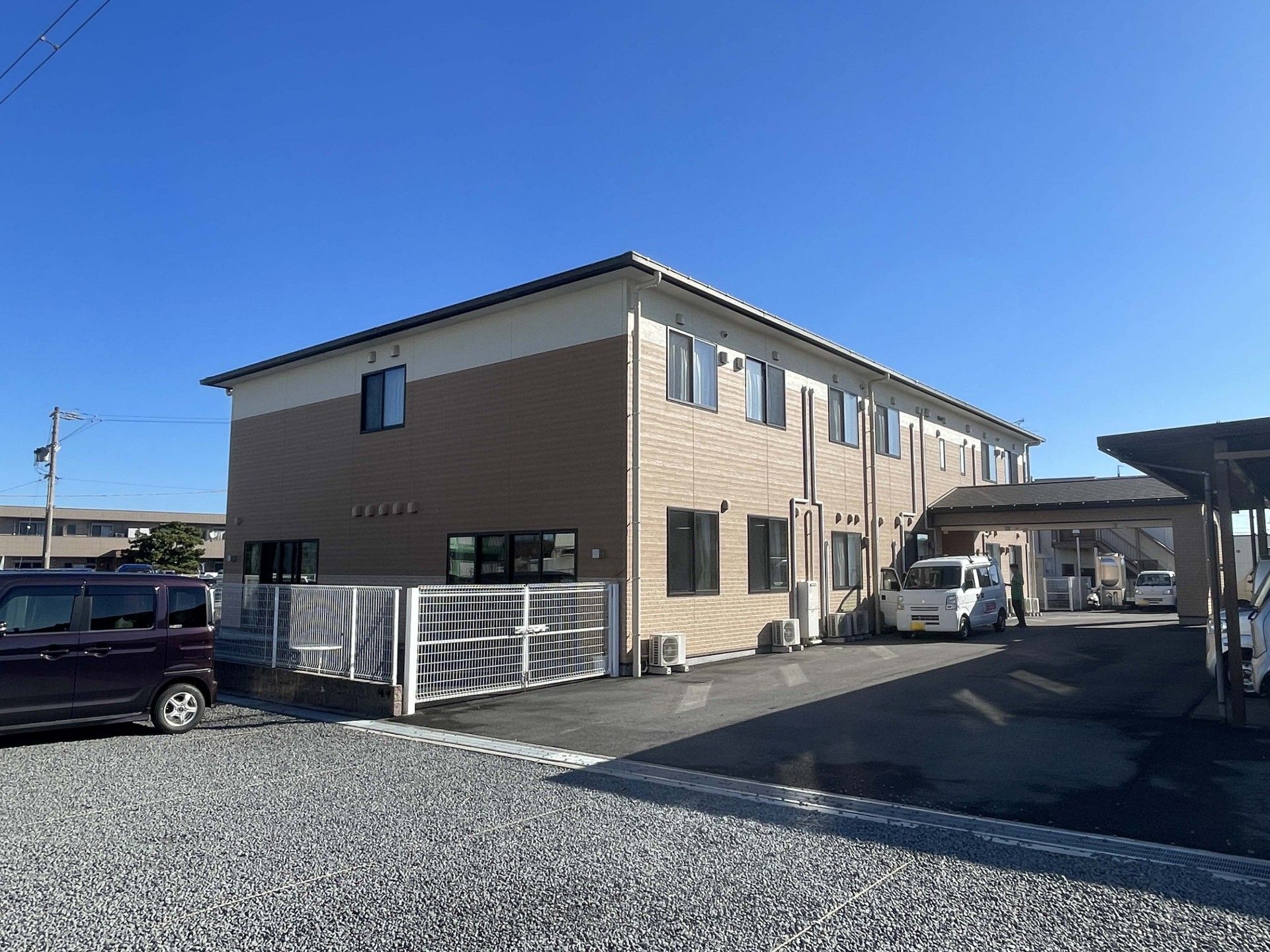 日差しが差し込む建物外観