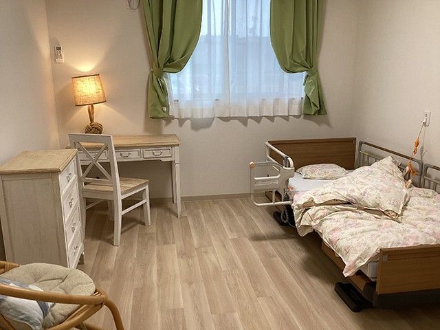 明るい個室の居室