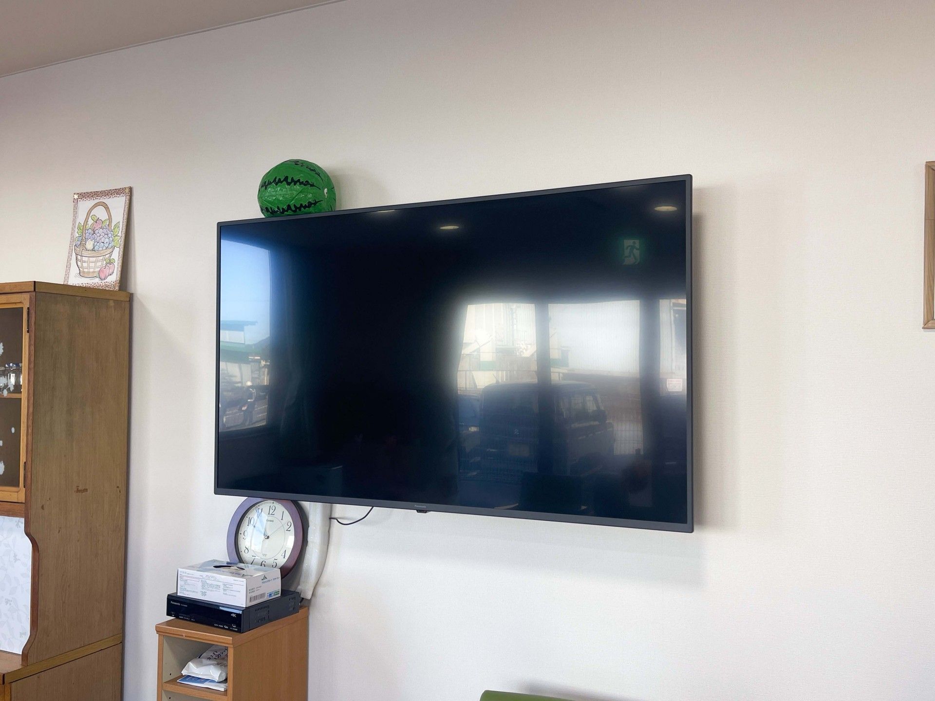 壁掛けテレビと棚