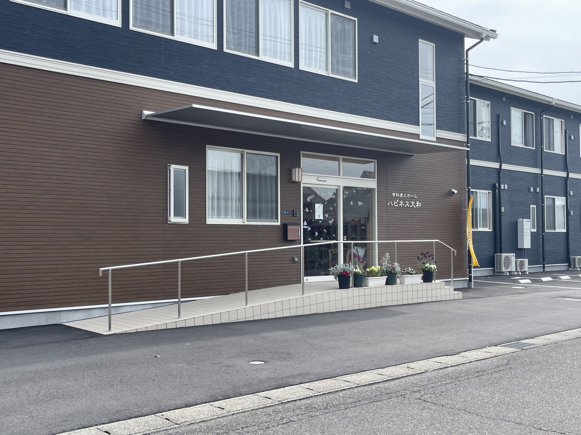 入口が広い施設の正面