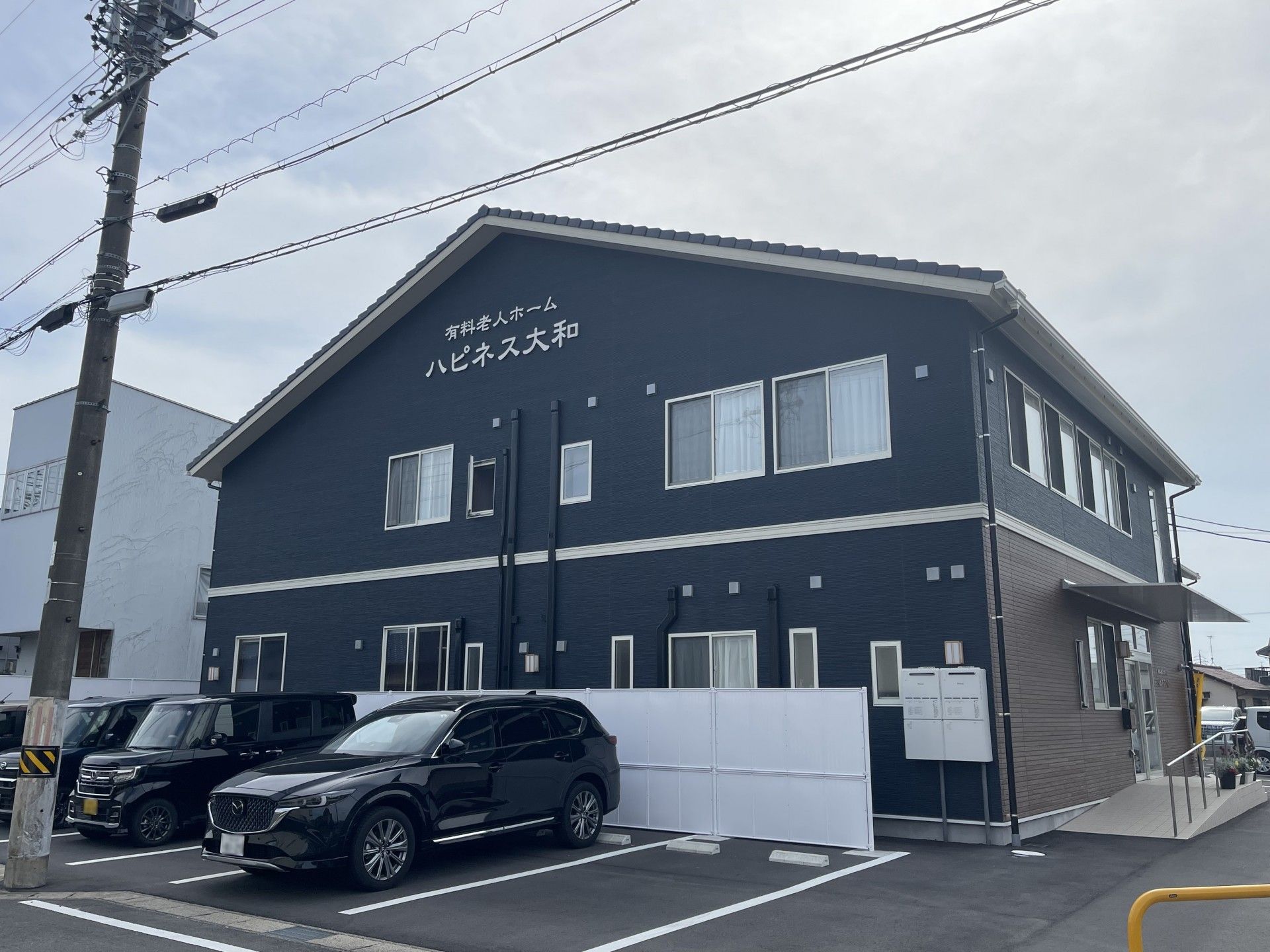 青い外壁の建物正面
