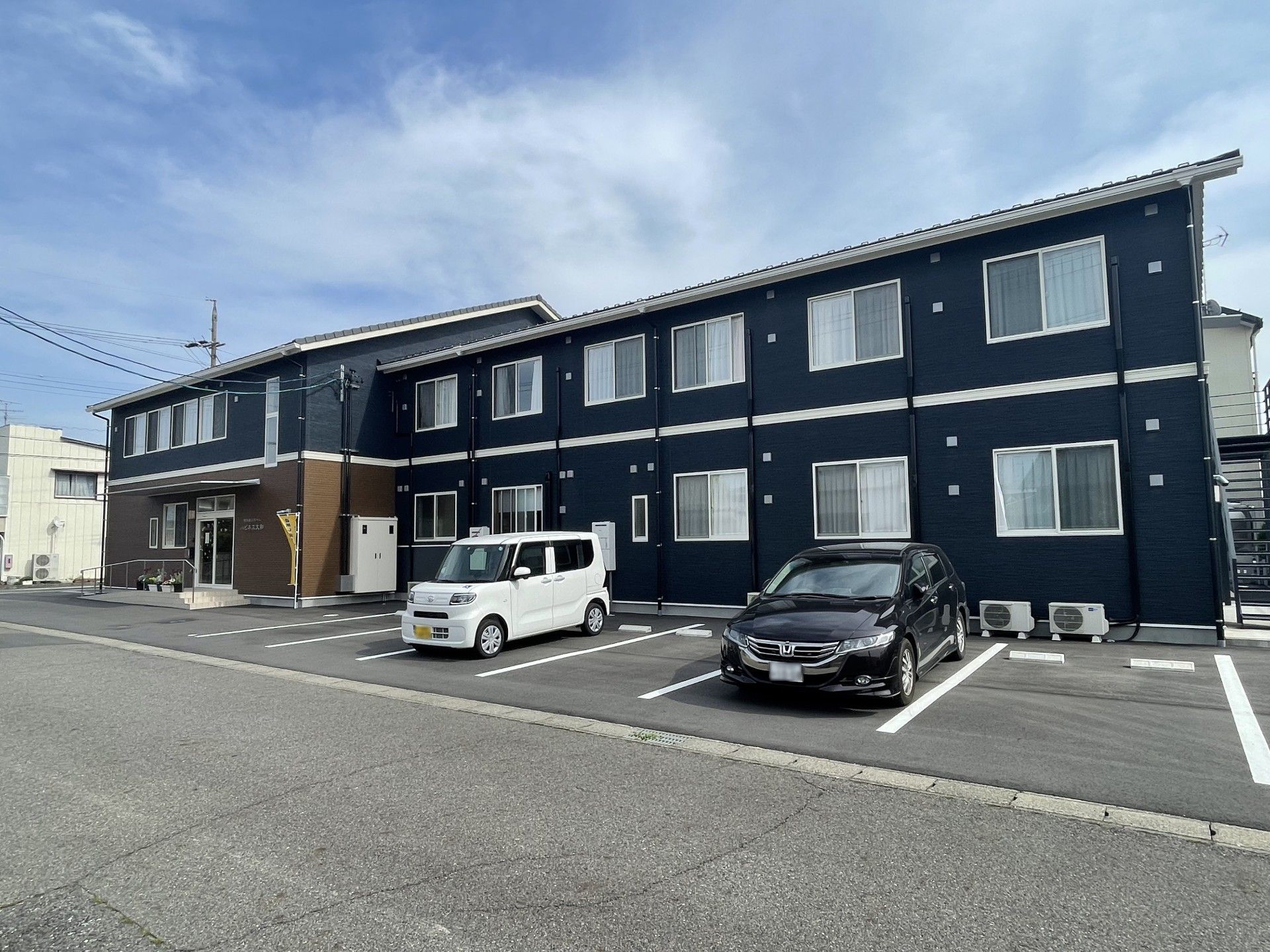 青い外壁の建物正面
