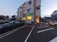 建物の外観と駐車場