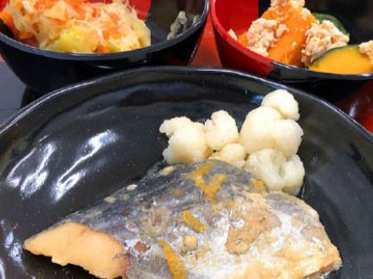 鰆の西京焼きに野菜の和え物、かぼちゃのそぼろあんかけなどが並んでいる。