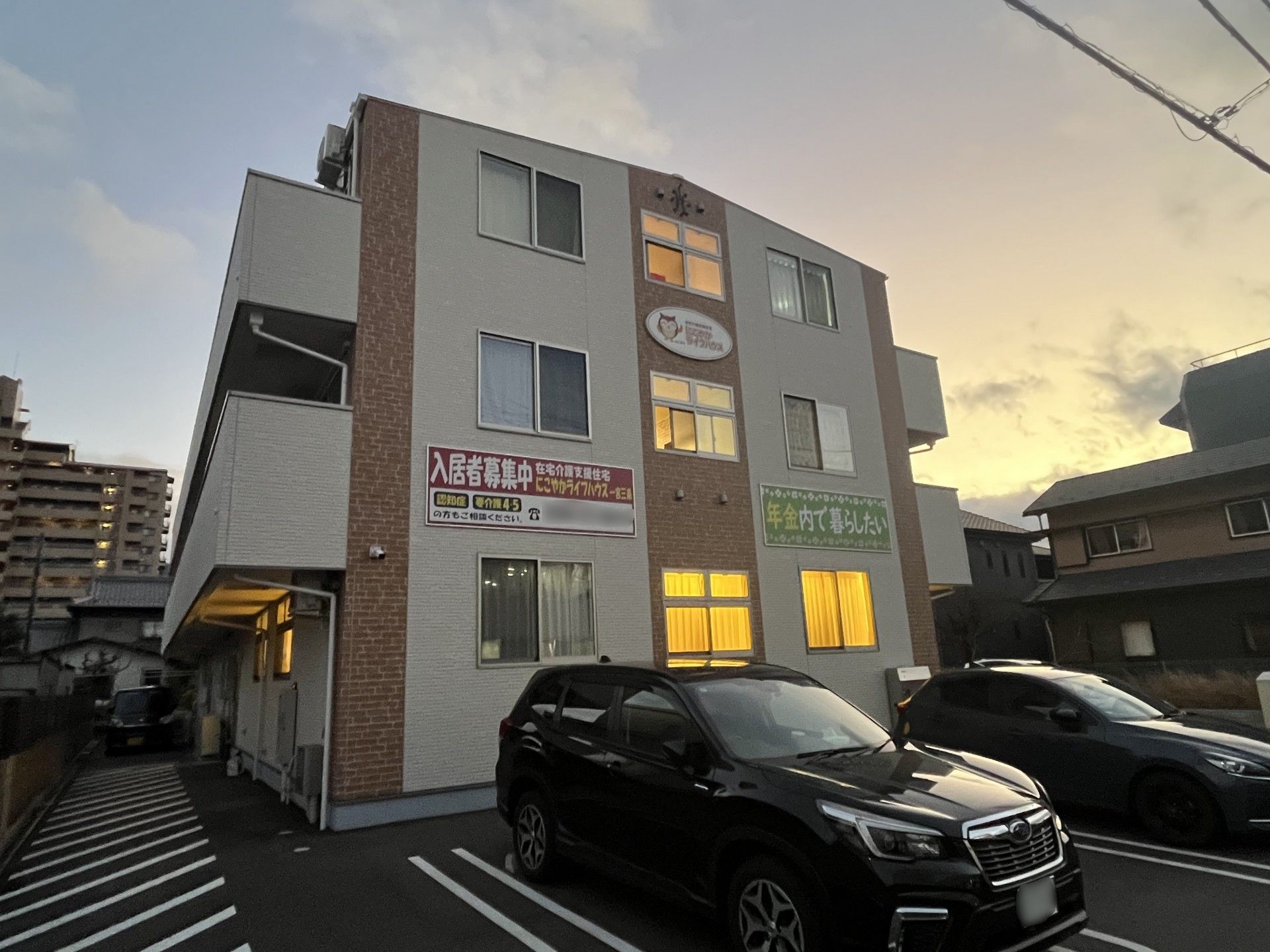 夕暮れ時の建物外観