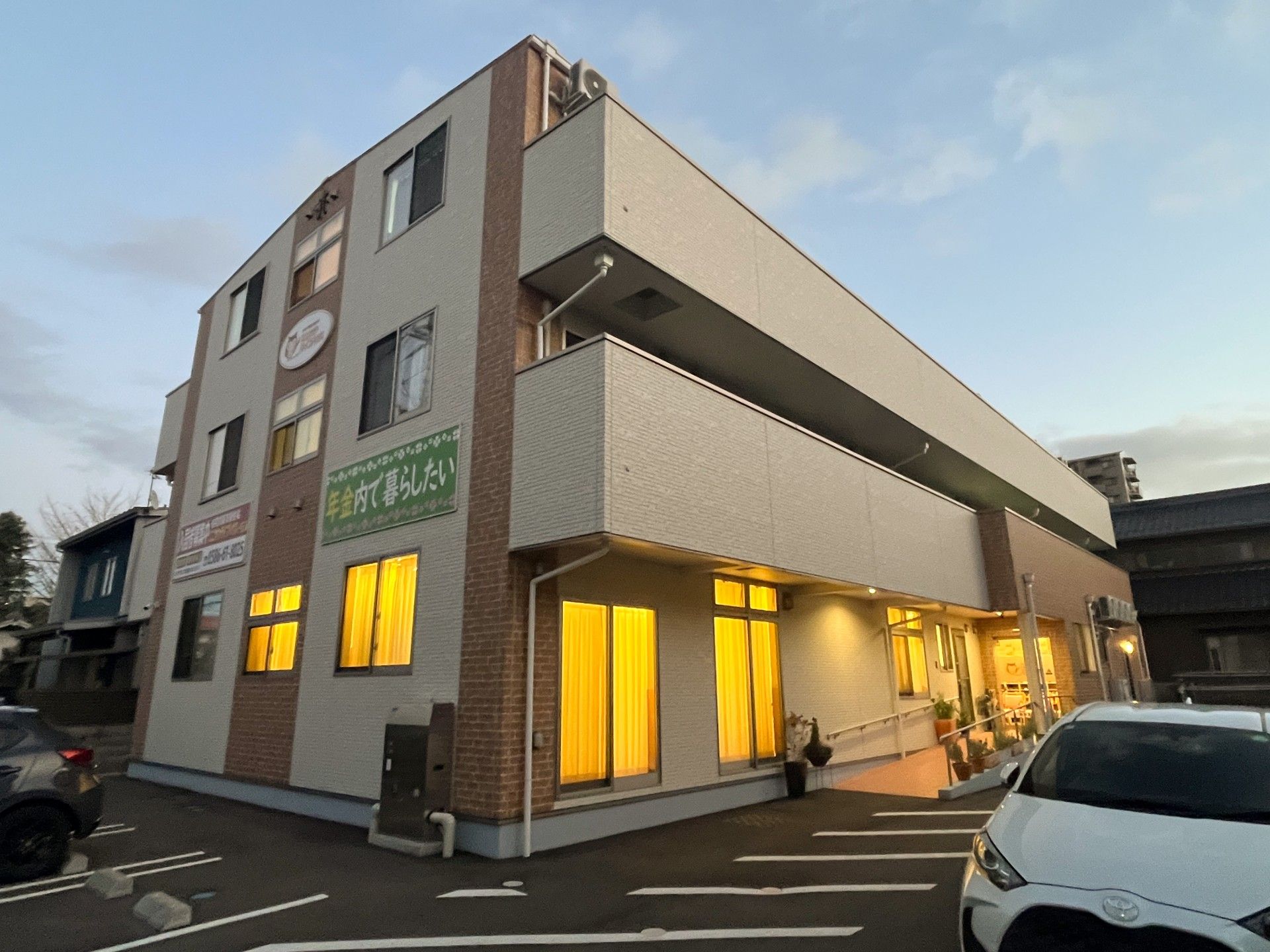 夕暮れ時の建物外観