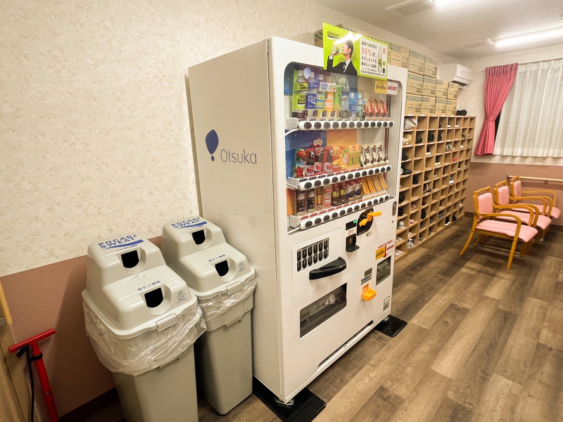 飲み物の自動販売機と椅子