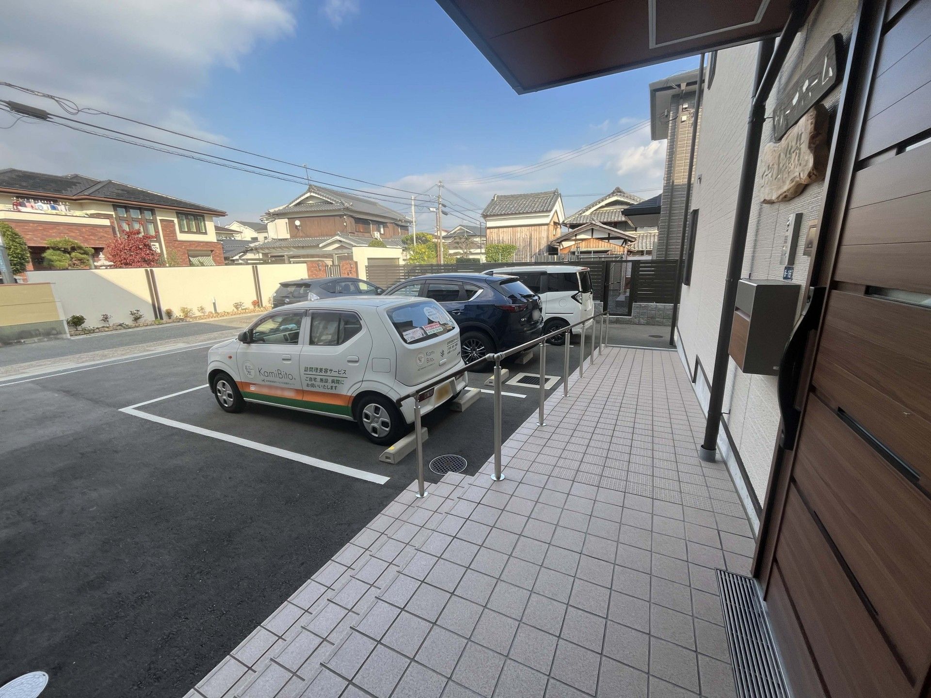 明るい駐車場の風景