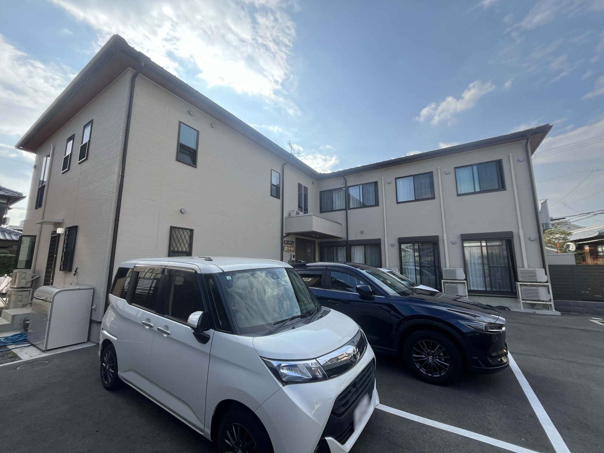 明るい外観の建物