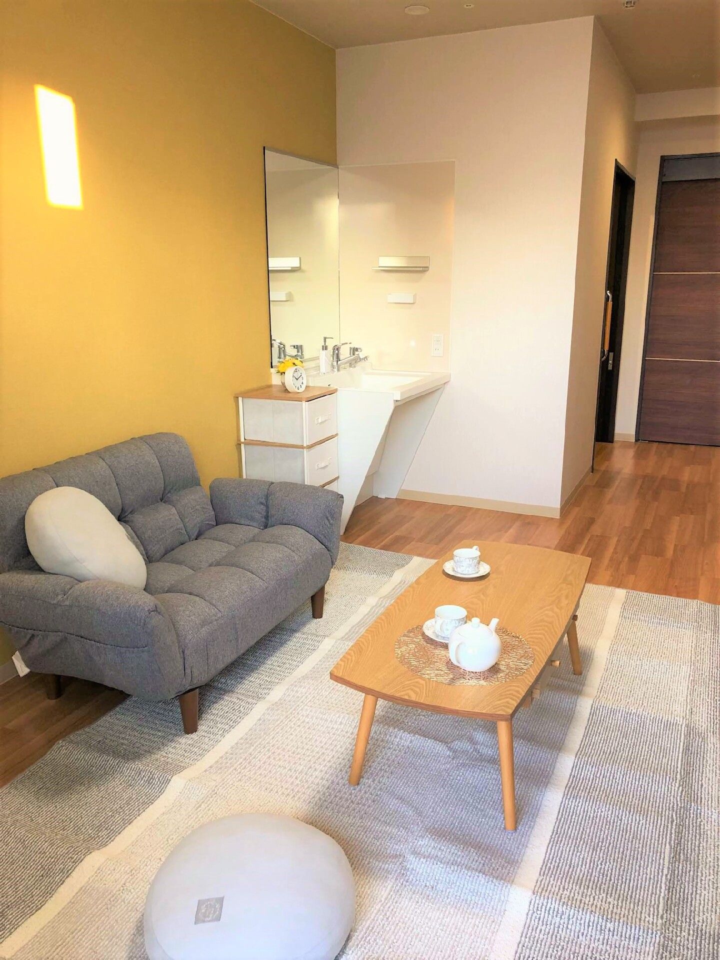 二人用のダイニングテーブルが置かれている部屋には寝具付きのベッドが２台あり、キッチンもある。