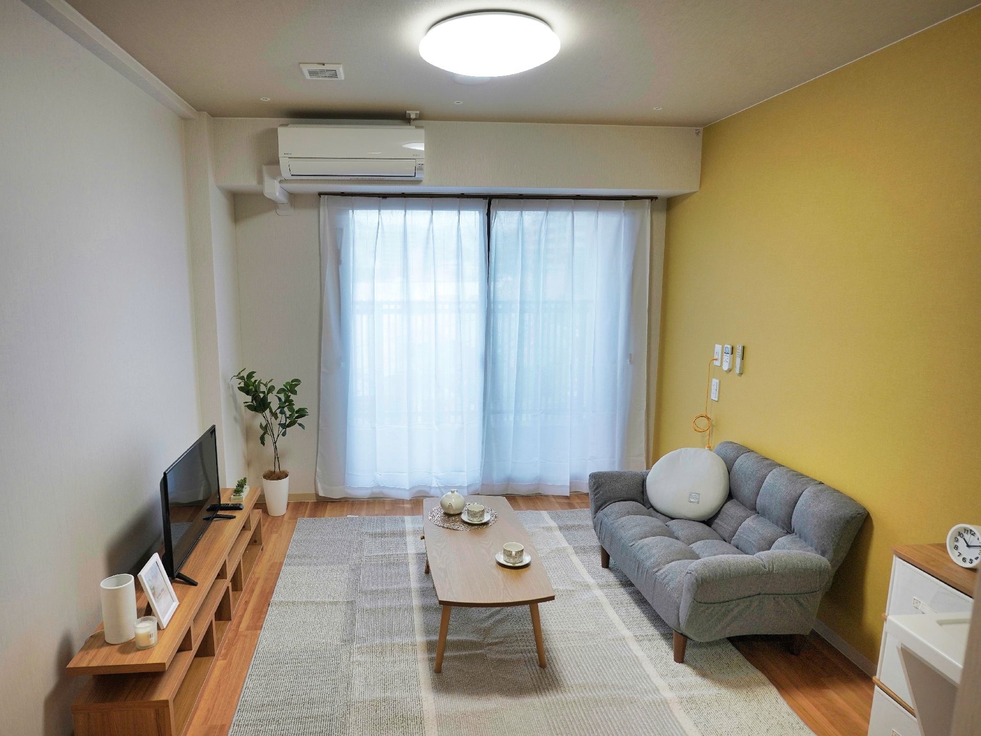 明るい照明器具が設置されている居室