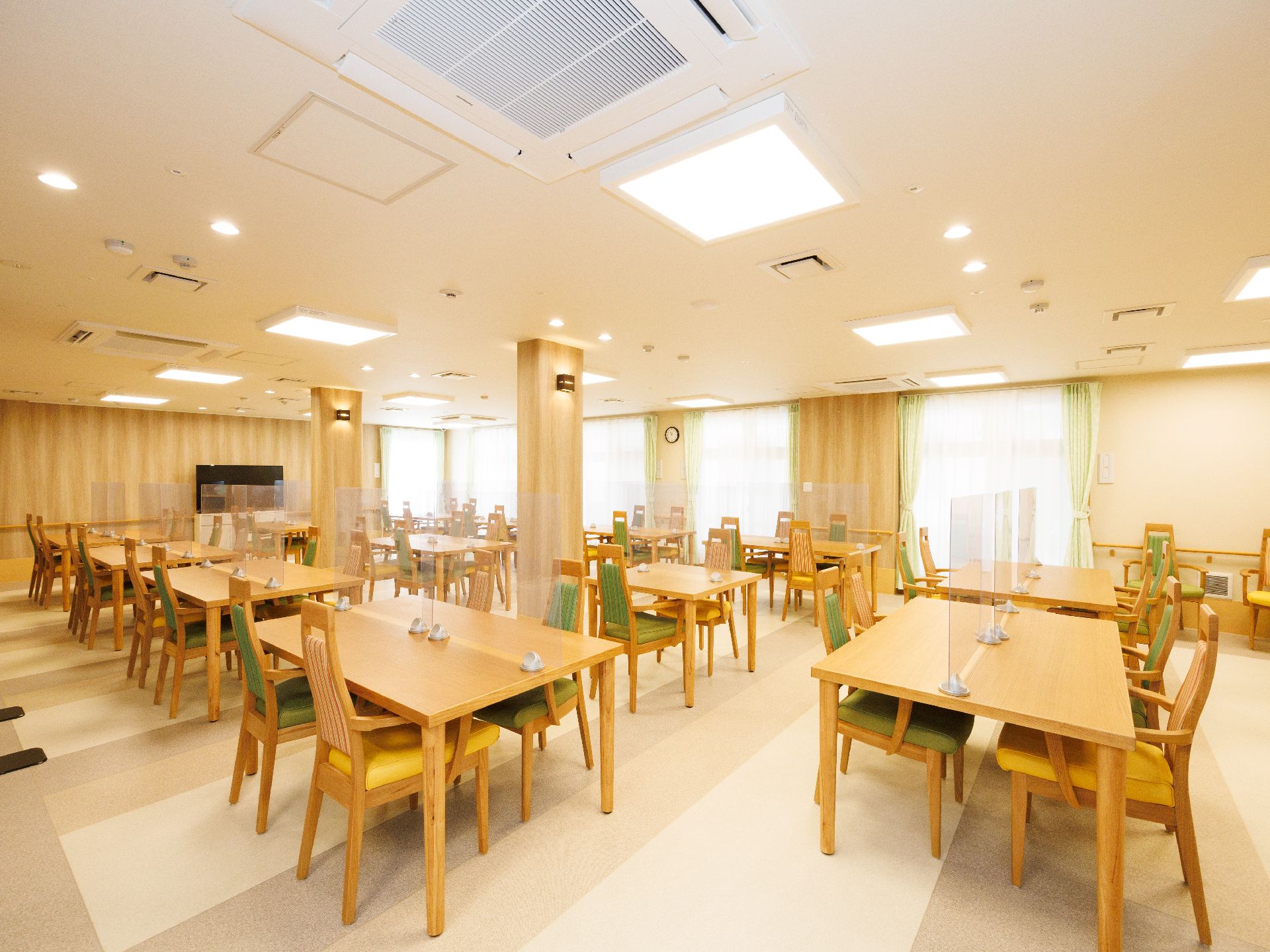 明るい雰囲気の食堂