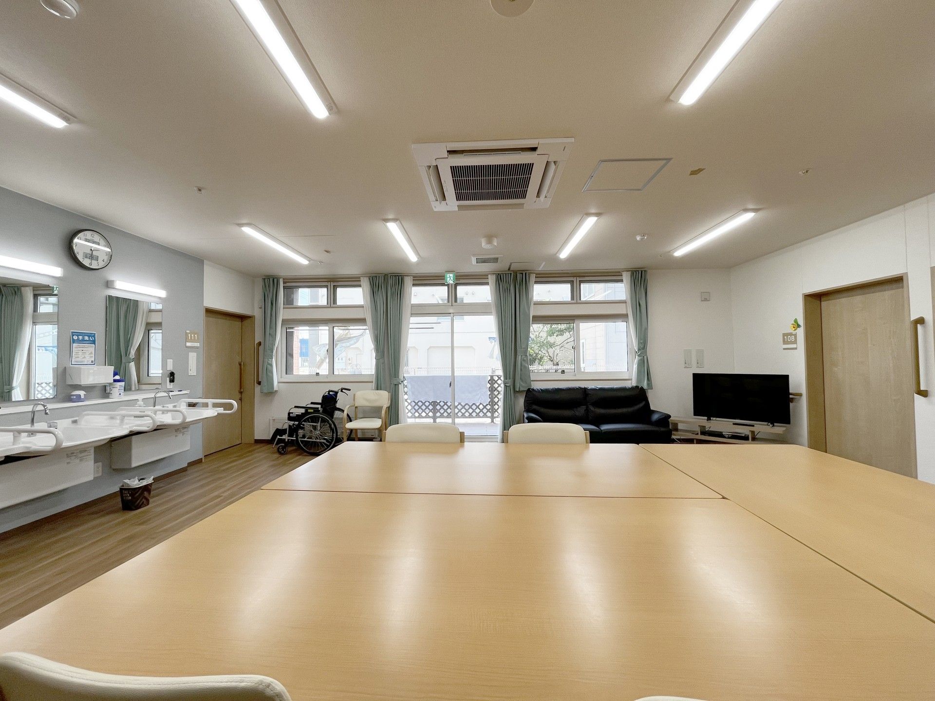 広いテーブルのある部屋