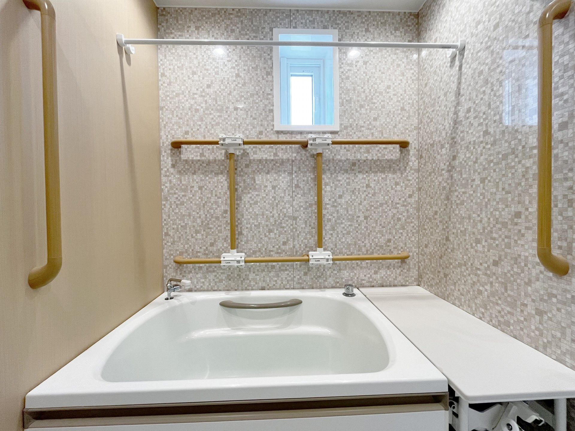 手すり付きの浴室