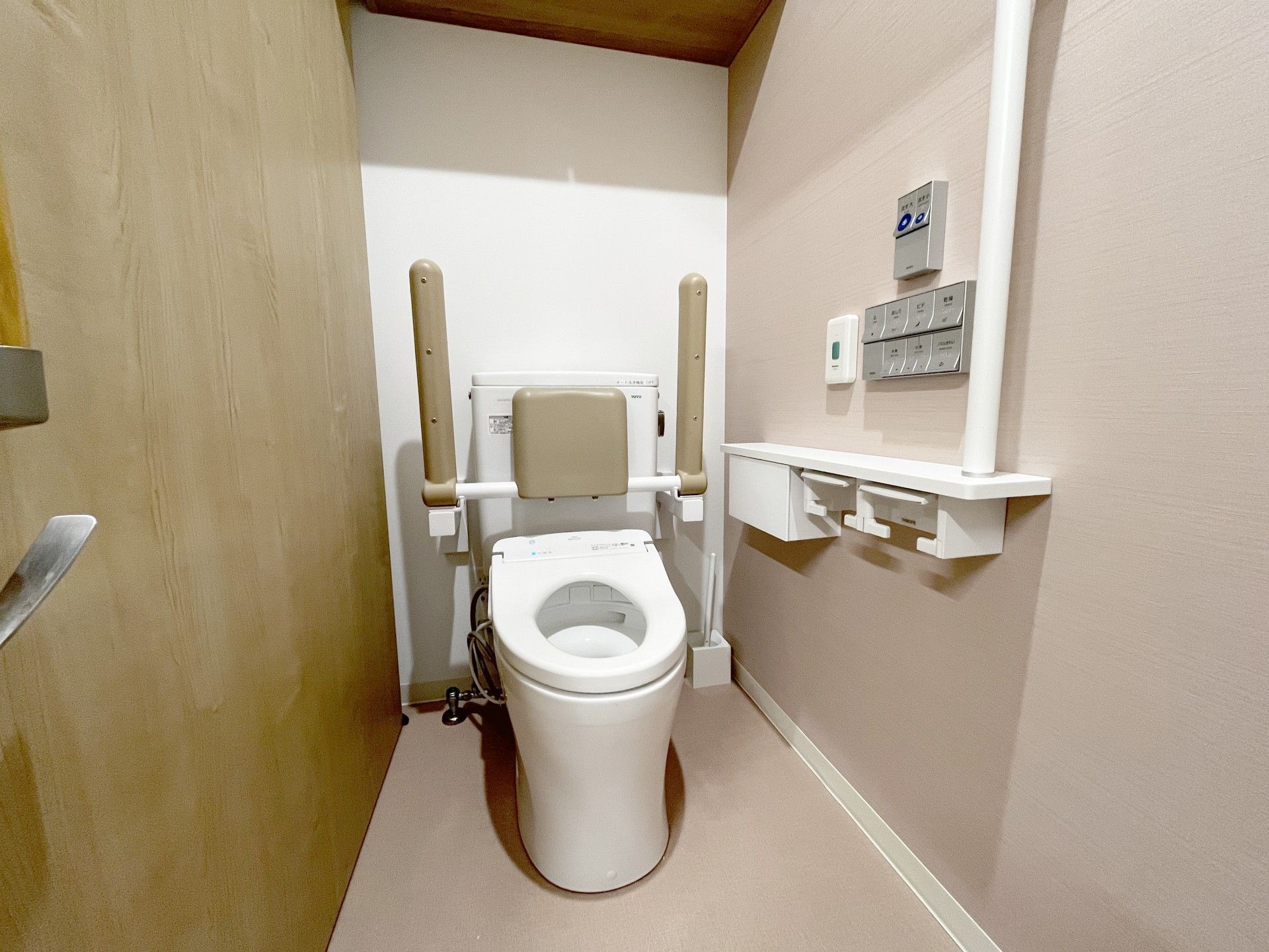 手すり付きのトイレ