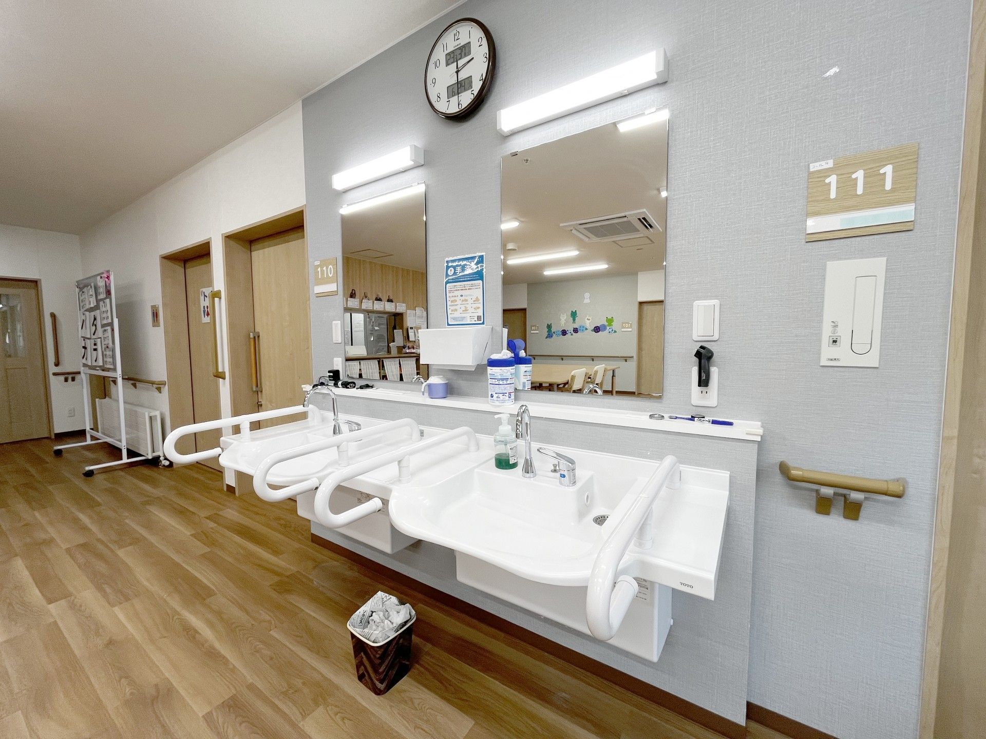 手洗い場と廊下