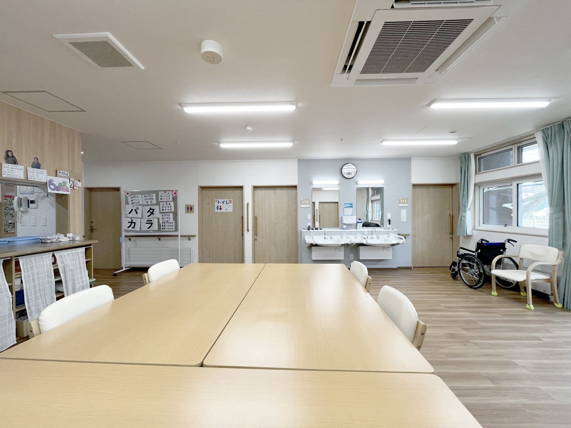 広いテーブルのある部屋