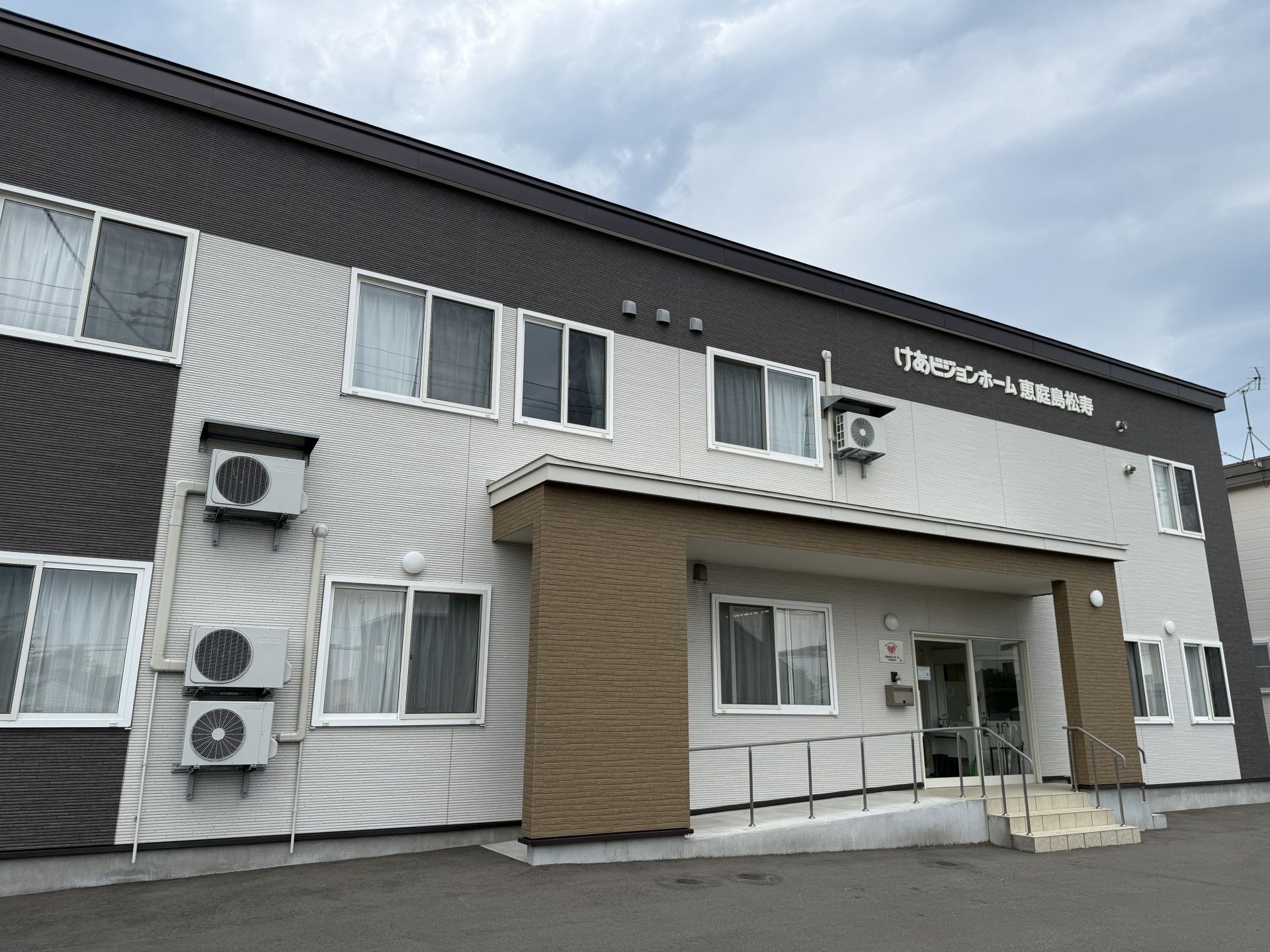 落ち着いた外観の建物